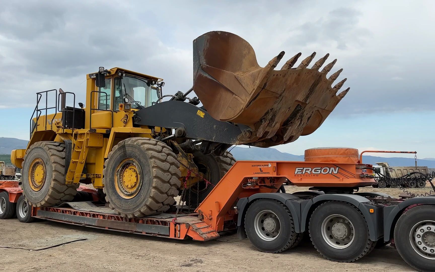 装载和运输沃尔沃l330e轮式装载机