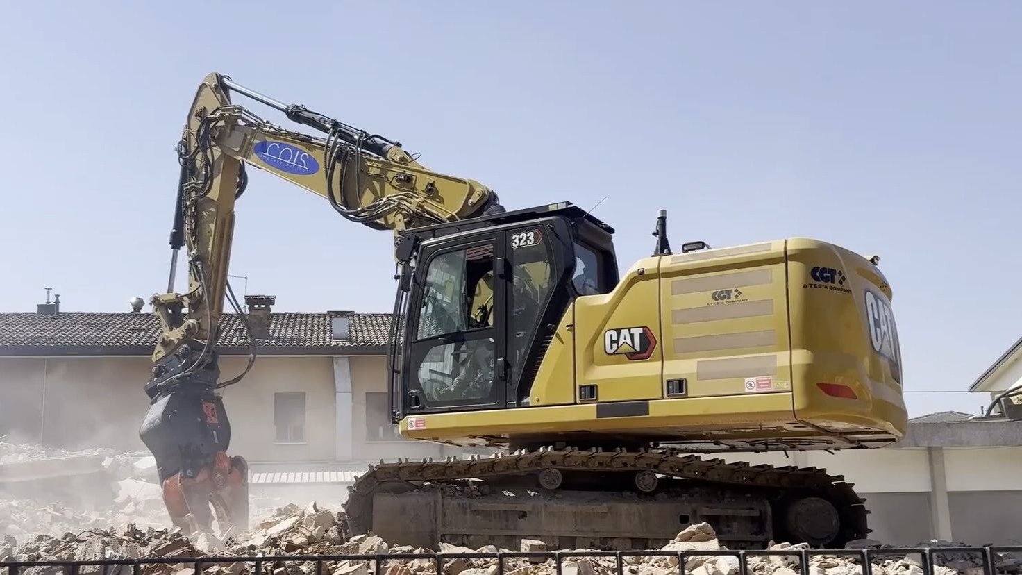 cat 323ng挖掘机处理建筑垃圾