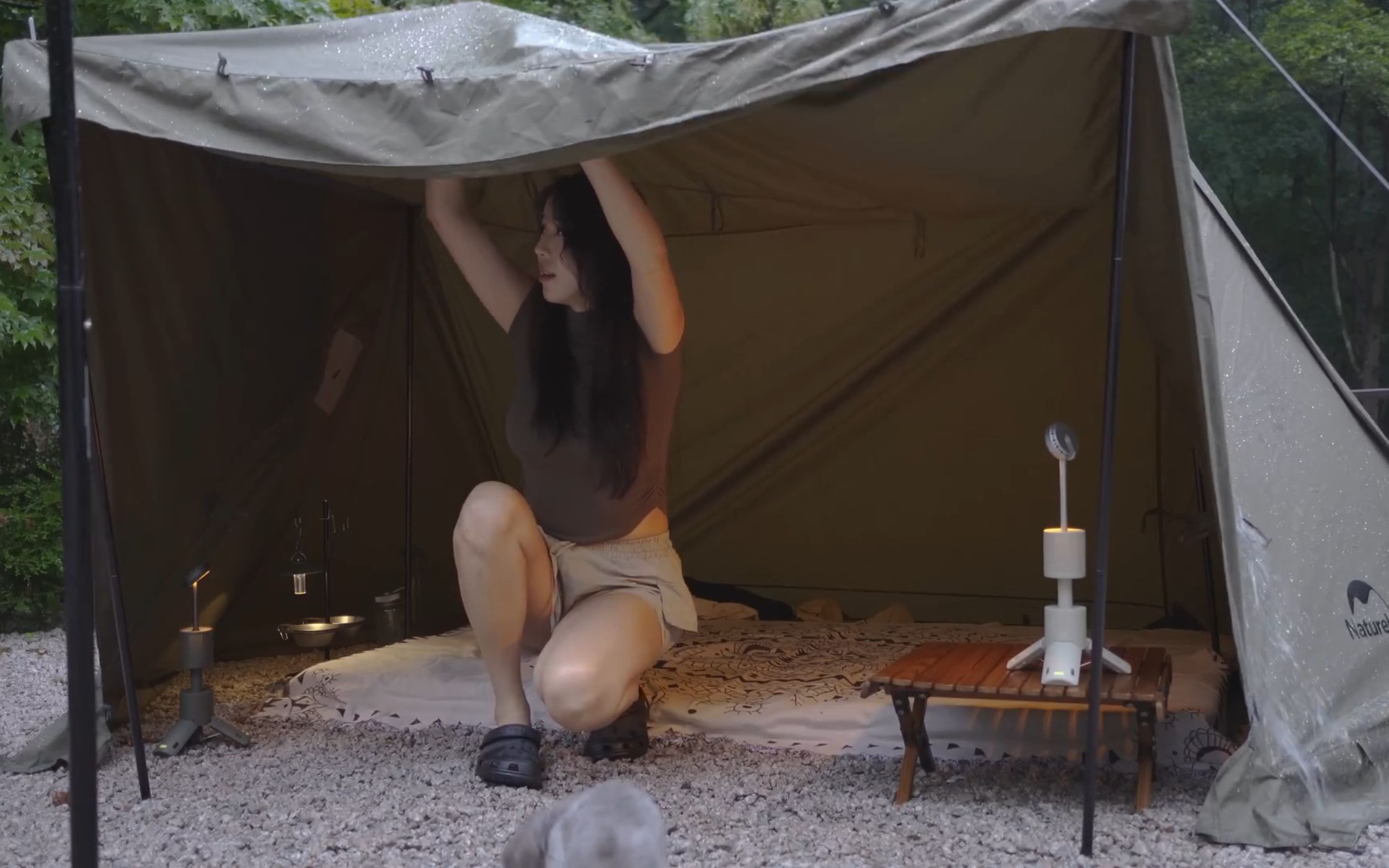 [图]麒麟Kirin女神一人一车一狗solocamping 突如其来的秋雨和神秘又惬意的落叶森林中 羊肉串和炒面美食