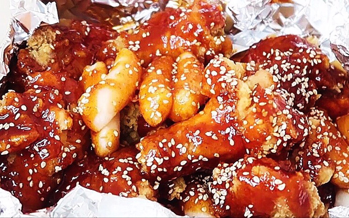 裹满辣酱的韩式无骨炸鸡配上黑乎乎炸酱面和炸年糕满足