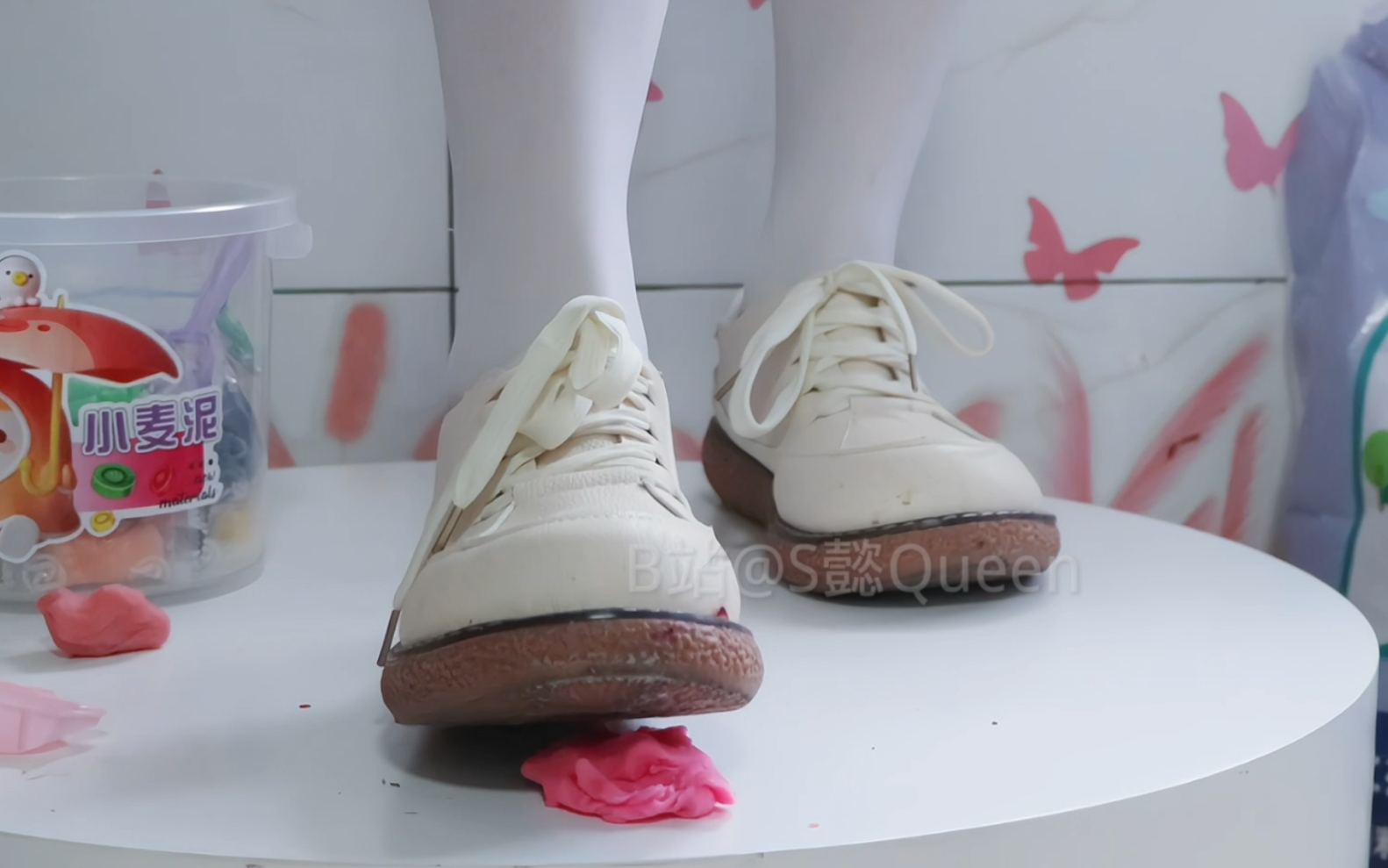 小皮鞋白袜踩踏小麦泥解压原声4k