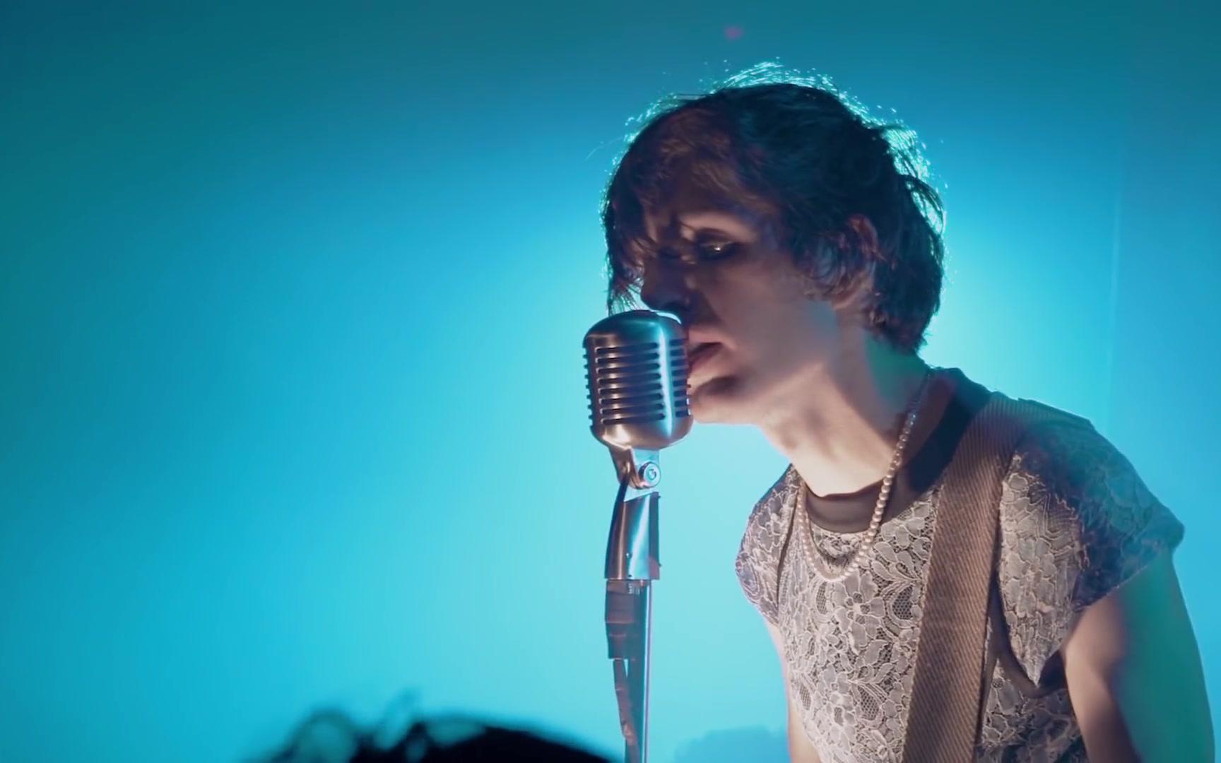 ezra furman - driving down to l.a. (live)