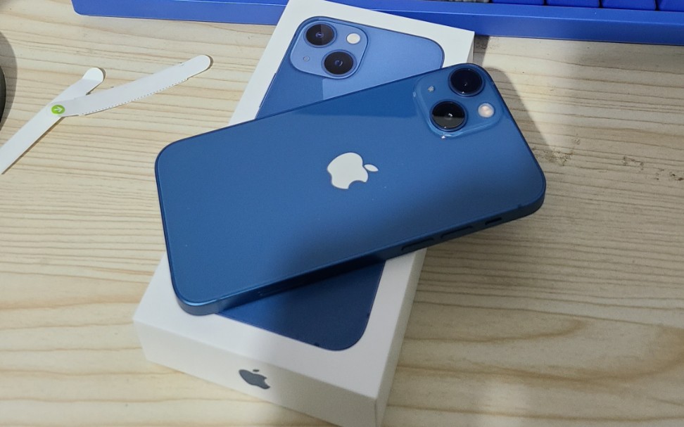 iphone13mini蓝色实拍图片