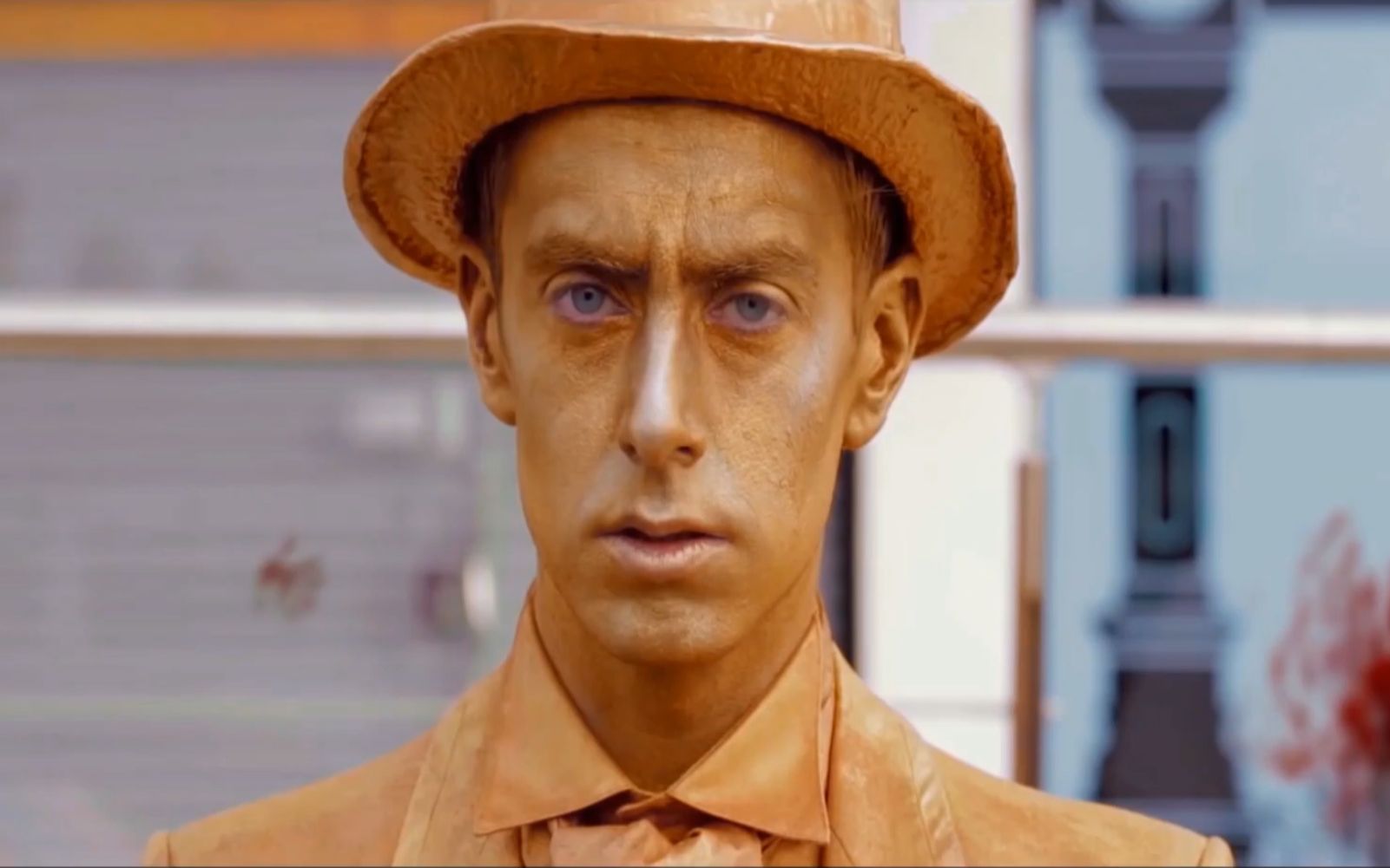 【怪叔物语】小伙街头扮演铜人,却意外遭遇丧尸,这可怎么办?