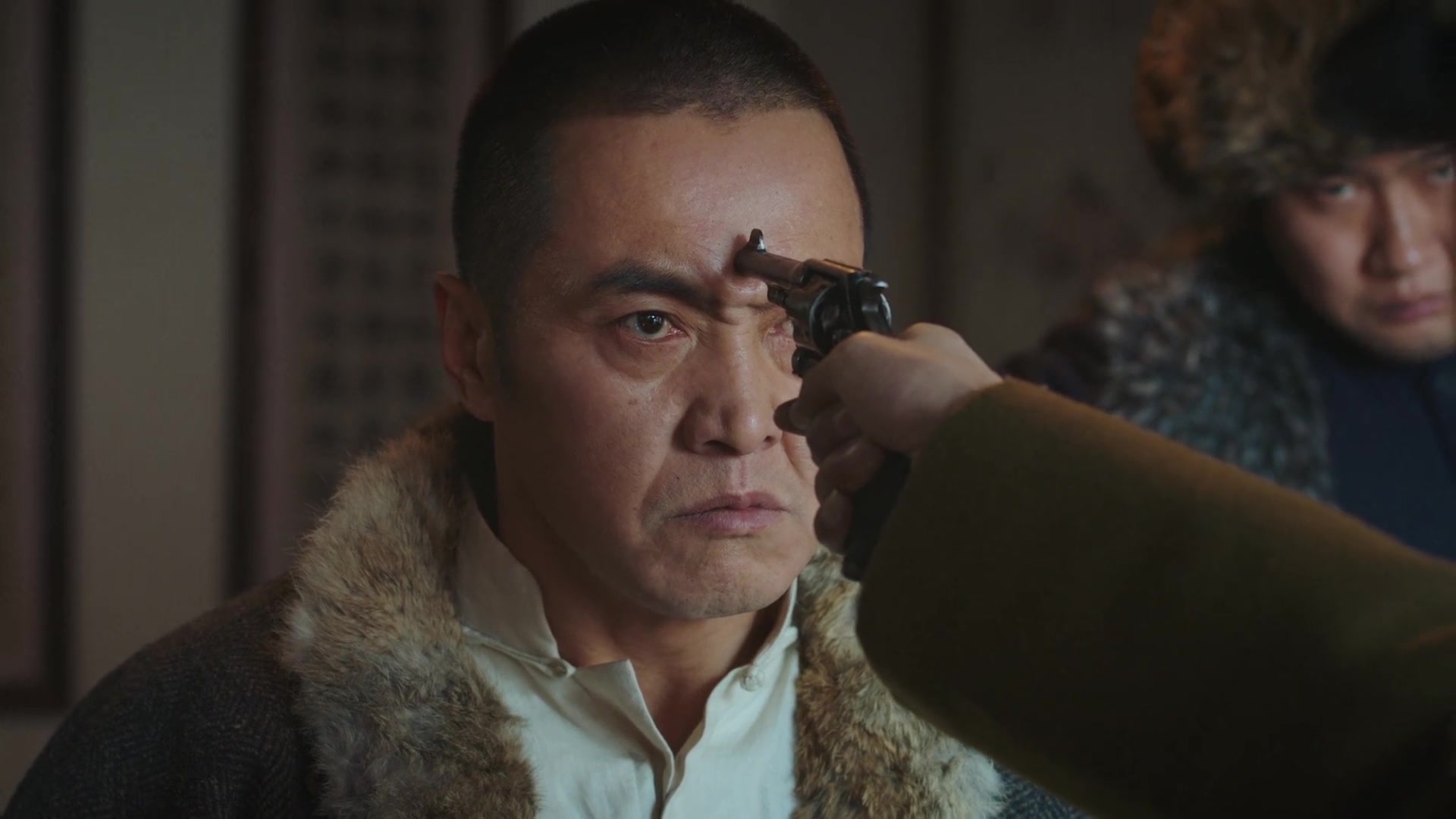 新世界,徐天以警察身份拿人,险被恶霸灯罩所杀,二哥以特殊身份相救