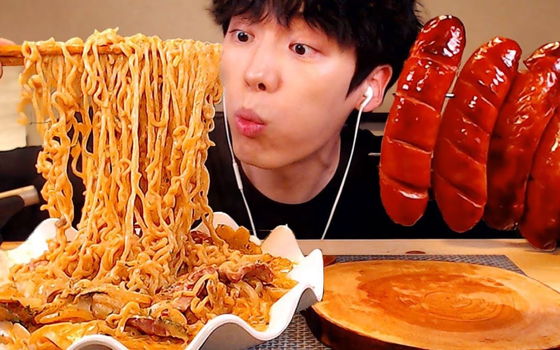 sio吃播 用辛拉面制作的奶油意大利面 香肠串