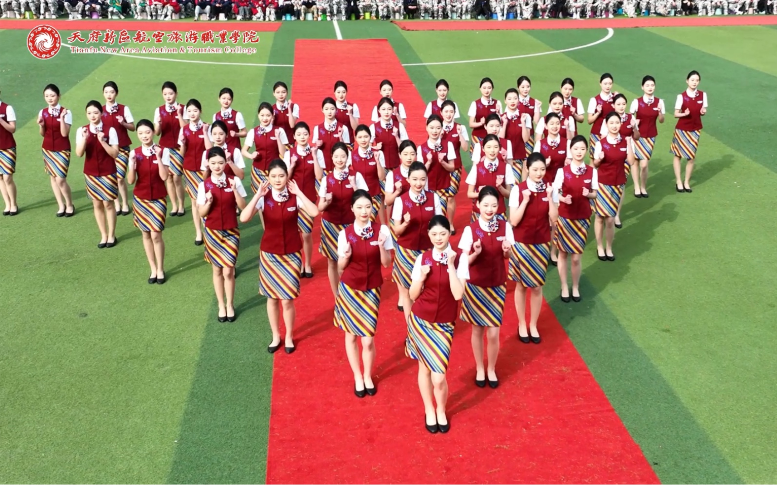 开学典礼空姐齐跳礼仪舞,这样的学校你爱了吗?