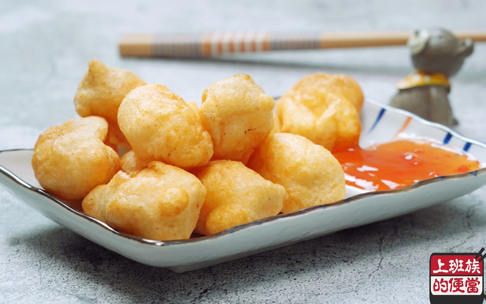 金黄圆润的甜不辣炸一盘又香又脆再裹上甜辣酱