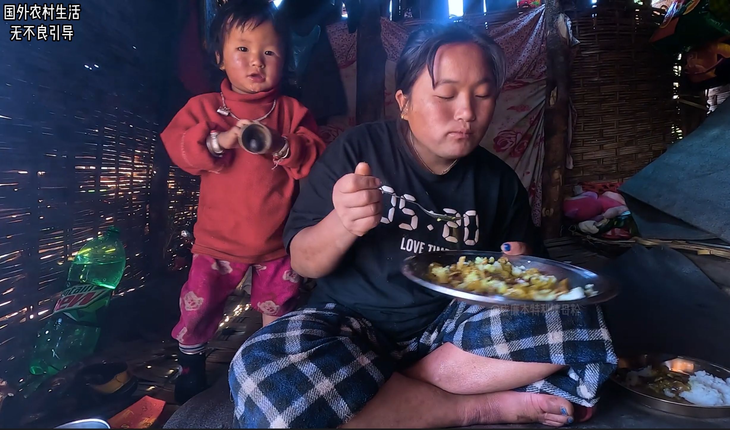 小乔森和爸爸的互动非常有趣,吉娜洗衣服,乔森贴心为妻儿做饭