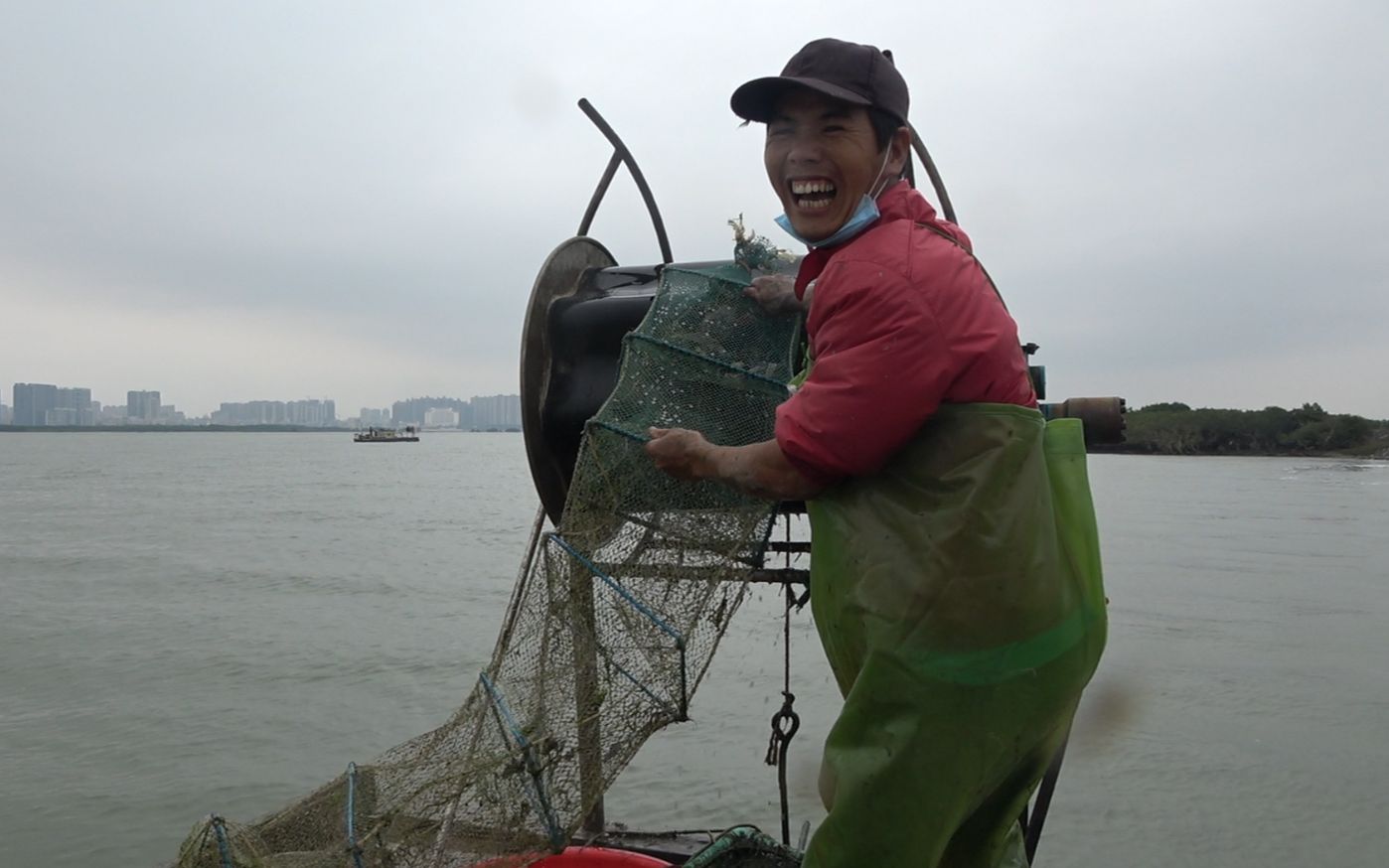 这次赶海真是爆网了,网里塞满拉不动,小池一上岸顾客过来全买光