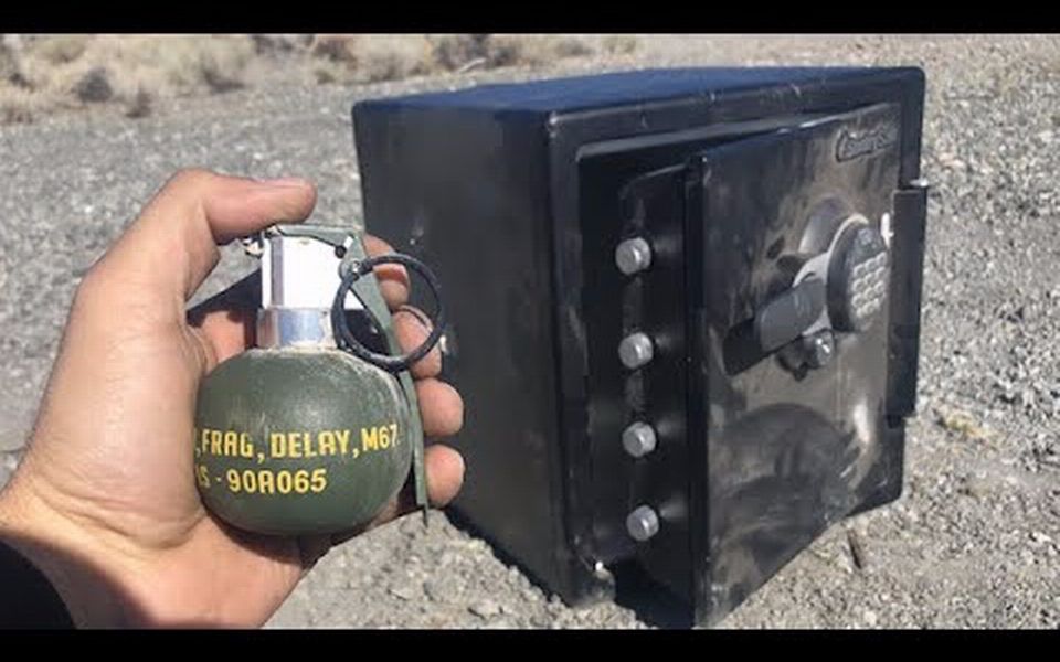 把手榴弹放进保险柜引爆,威力惊人.
