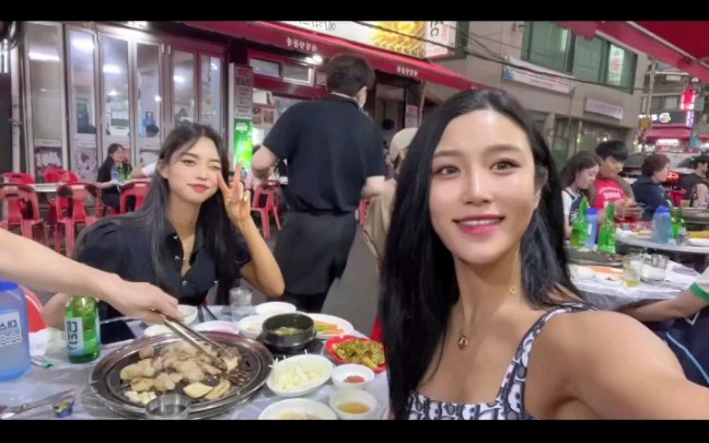 韩国健身美女干饭喝酒,小姐姐吃饭真好看,健身模特生活照,性感女神