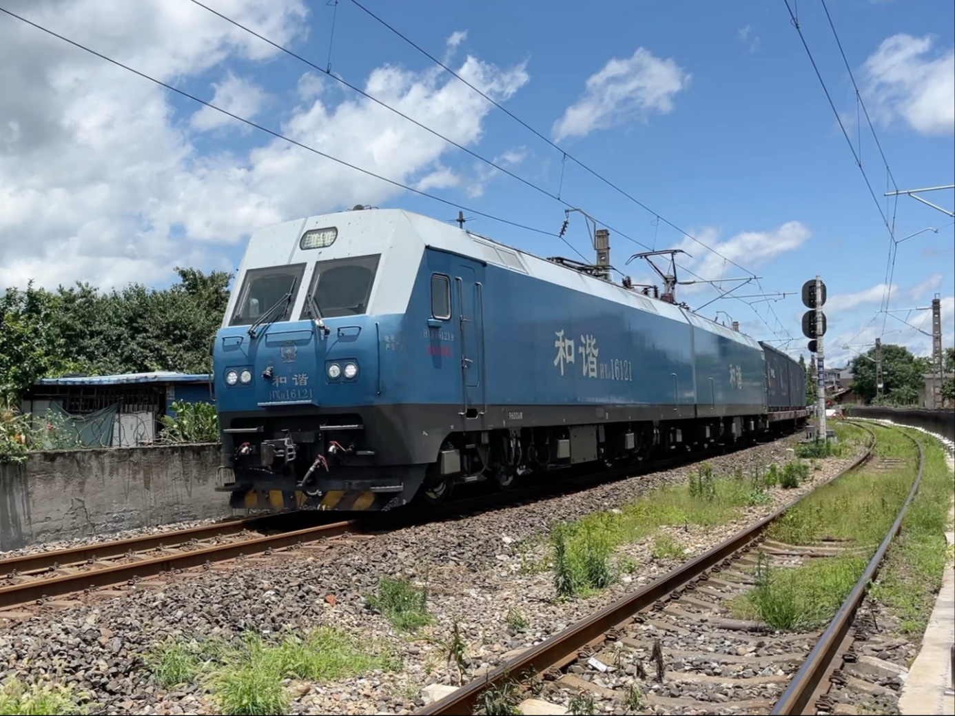 成局成段蓝精灵hxd1 6121牵引20013次混编货列正线通过成渝
