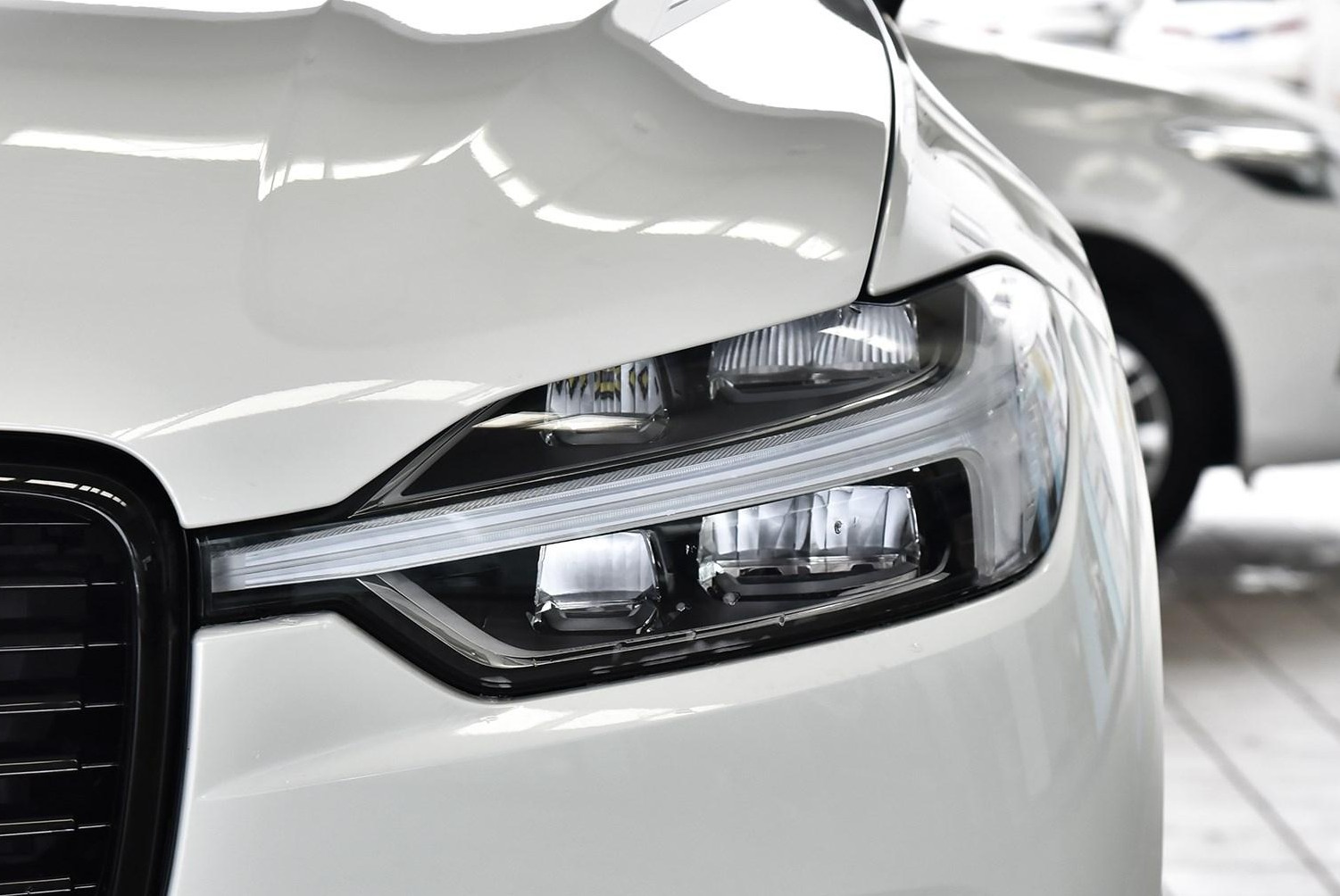 成都沃尔沃xc60大灯不亮改装矩阵激光led双光透镜鑫帕车灯改装