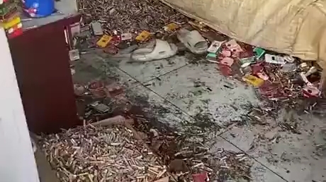 帮助一位老烟鬼清理大量烟头的房间