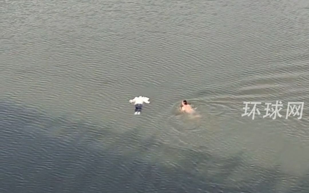 女子不慎落水靠羽绒服漂浮,路过大哥不顾低温下河救人