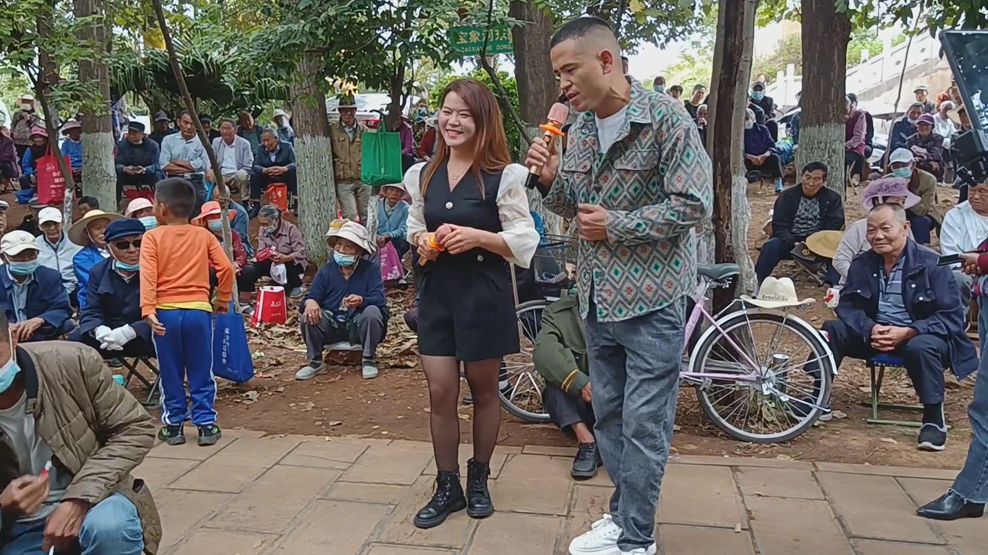 云南山歌搞笑视频山歌对唱真人真唱户外唱歌