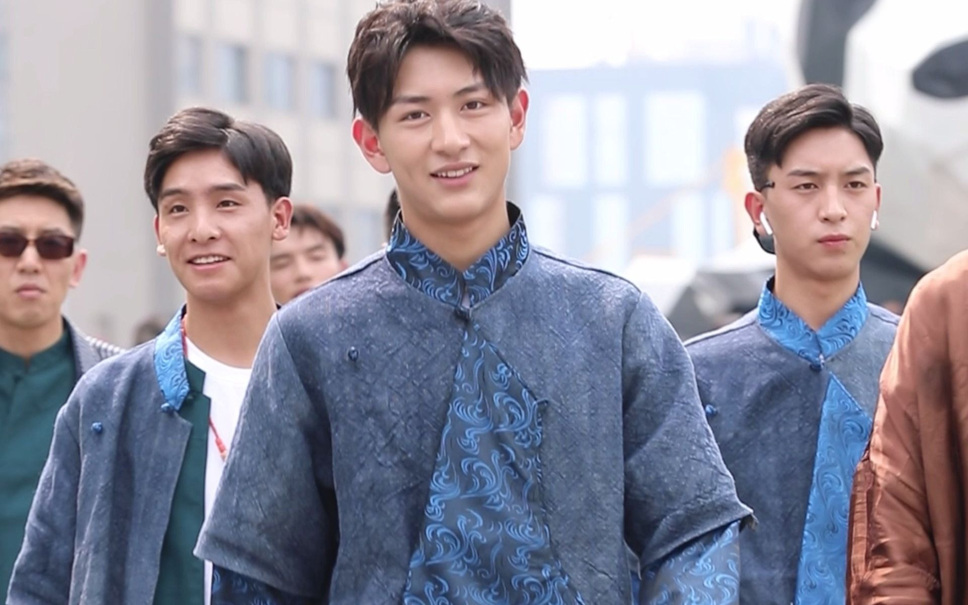 我要穿过雪山,来到你的面前~40名藏风美少年打卡成都地标~_哔哩哔哩