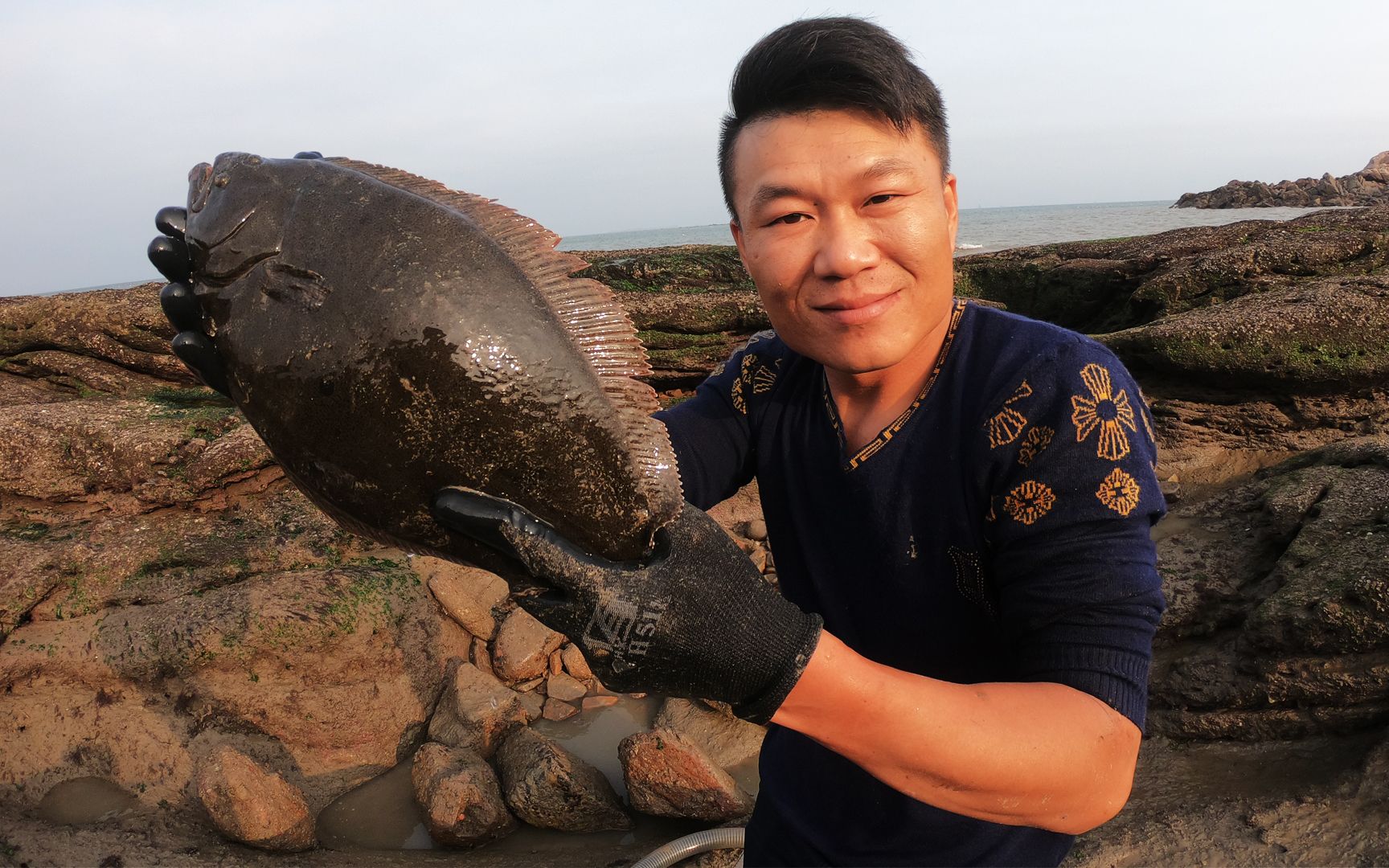 阿灶赶海抽水坑运气爆棚,坑里鱼群泛滥,还有传说中的"皇帝鱼"_哔哩