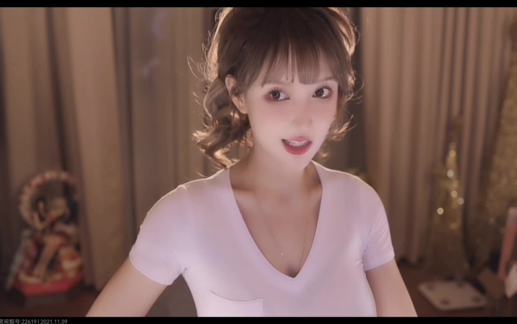 米娜minana呀2021.11.9直播 白色超薄紧身上衣