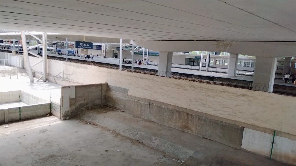 高铁和普速车同时进塘沽站