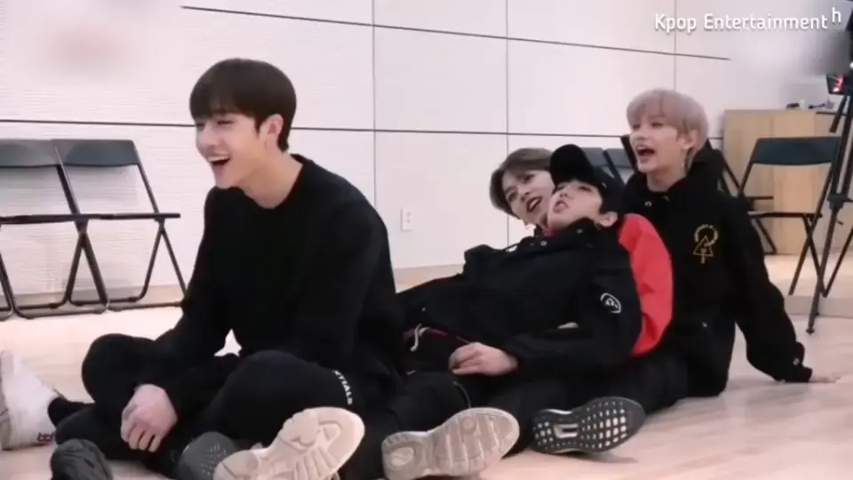 Stray kids funny discount moments