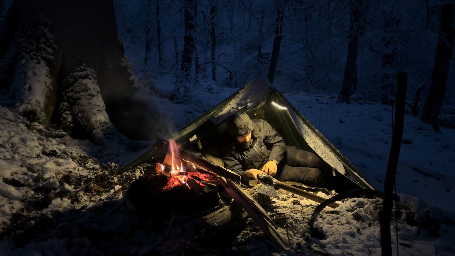 森林大雪地篝火露营,大叔这身体素质杠杠的!