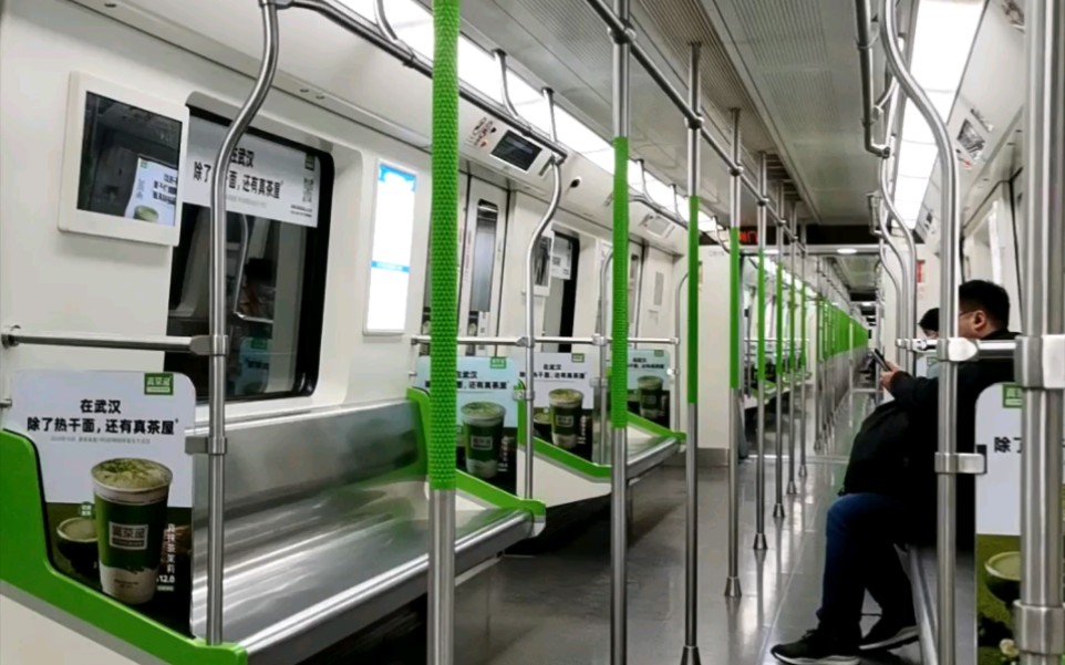 武汉地铁4号线,星期一早晨7点半也没有什么人