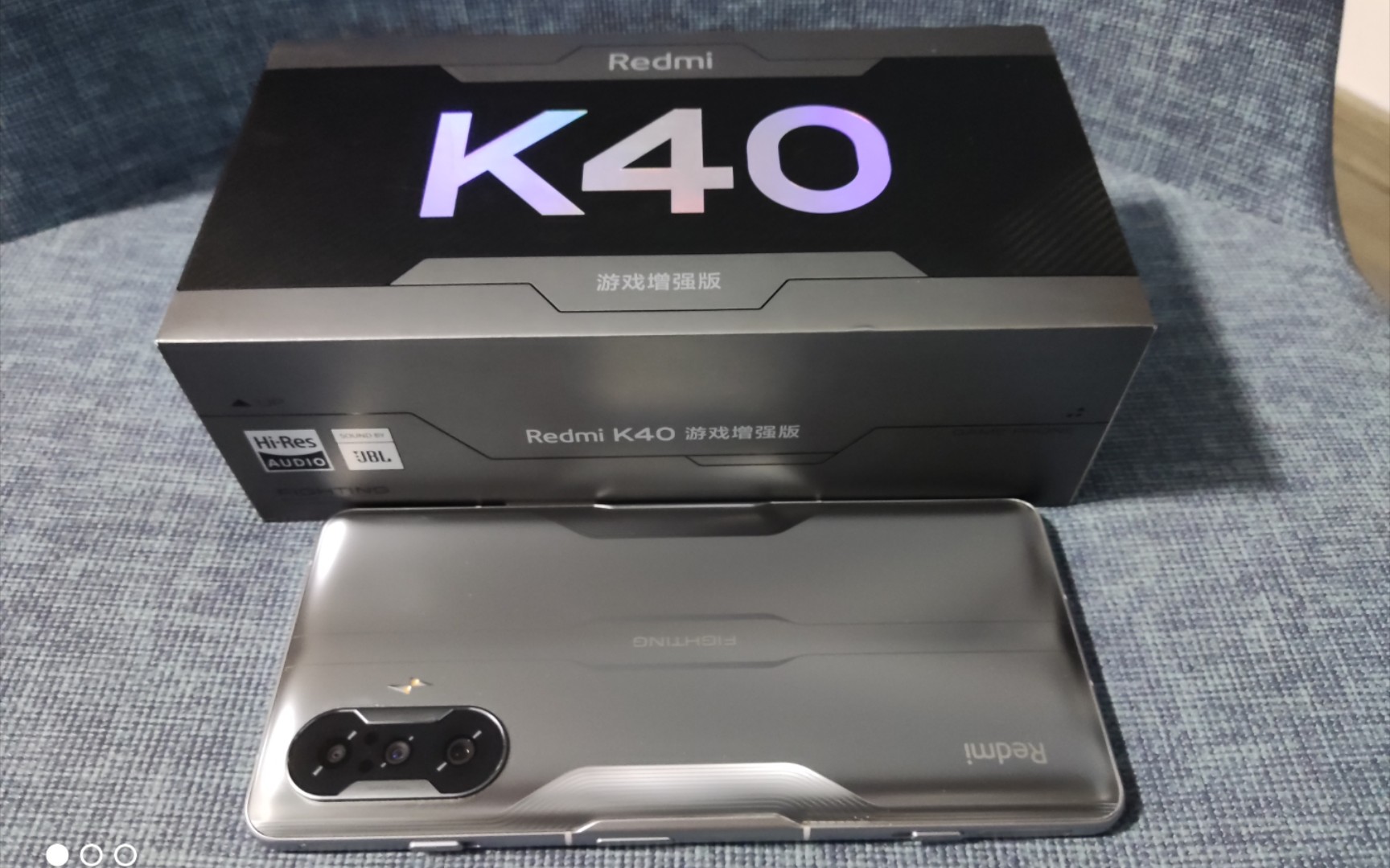 开箱redmik40游戏版银翼色小米之家买的还送小礼品有耳机和小夜灯