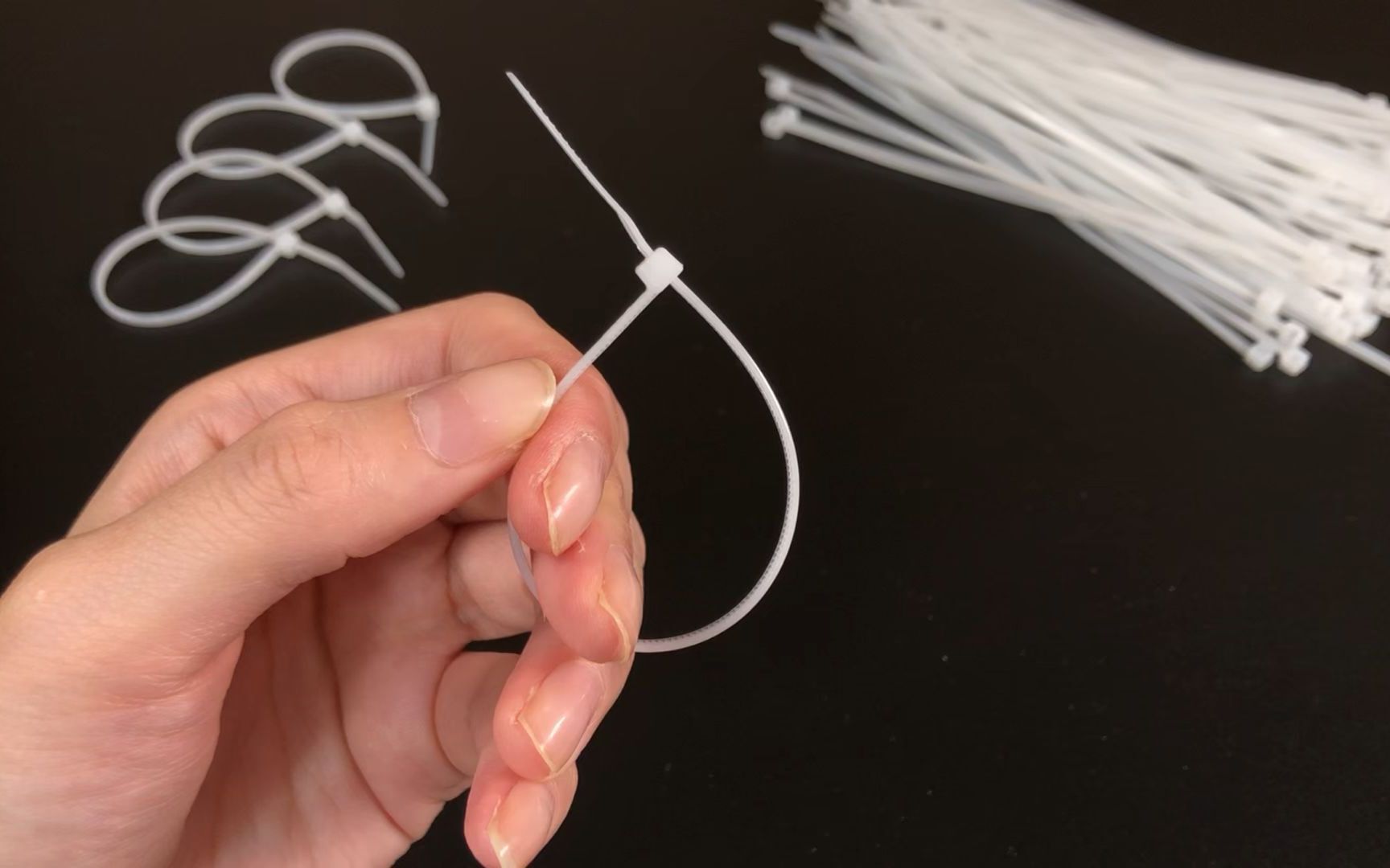 原来扎带有个"小机关",用手一按轻松解开,不用剪断,还能再用