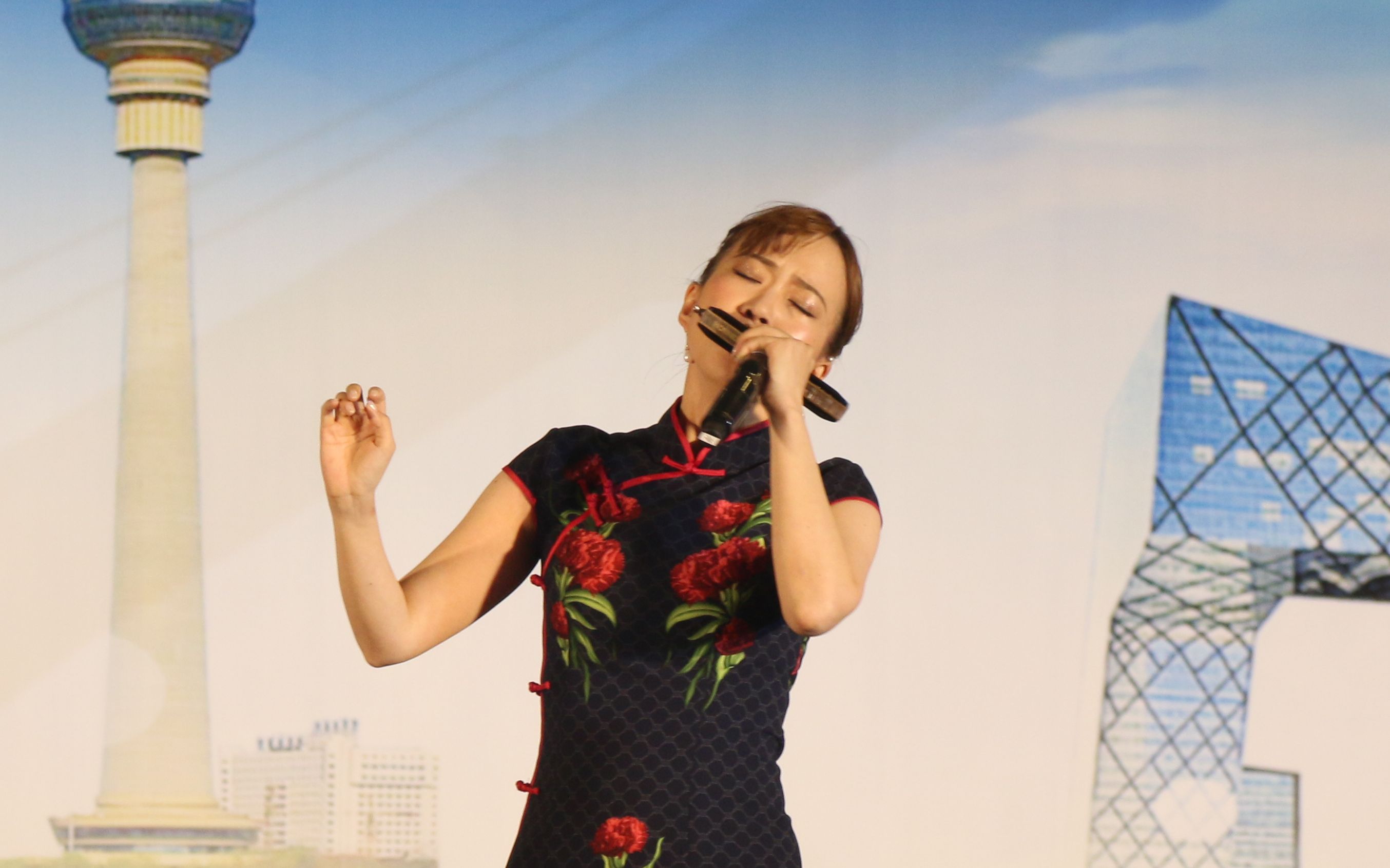 南里沙女神在第12届亚太口琴节音乐会上的半音阶口琴演奏 飞燕