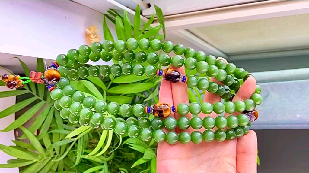 收藏级和田玉碧玉粉绿猫眼料项链,玉质冰透十足,莹润亮眼,碧色怡人,无