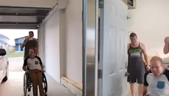 笑着笑着就哭了！男子家中为残疾朋友偷偷打造电梯，开门时朋友瞬间泪目