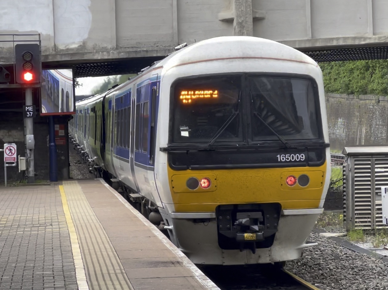 「内燃动车组·澎湃声浪」英铁165/0型动车组驶出温布利球场火车站