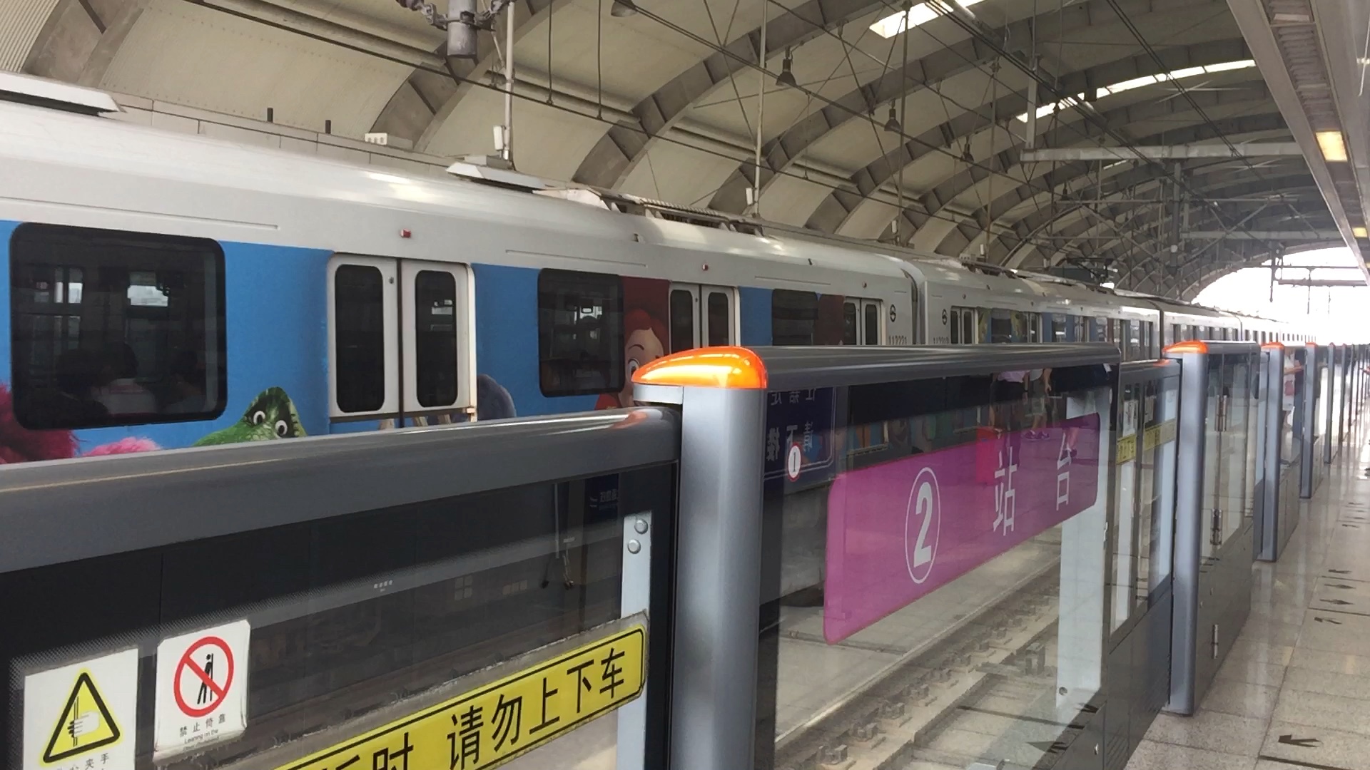 [上海地铁]11号线迪士尼主题列车南翔出站_哔哩哔哩_bilibili