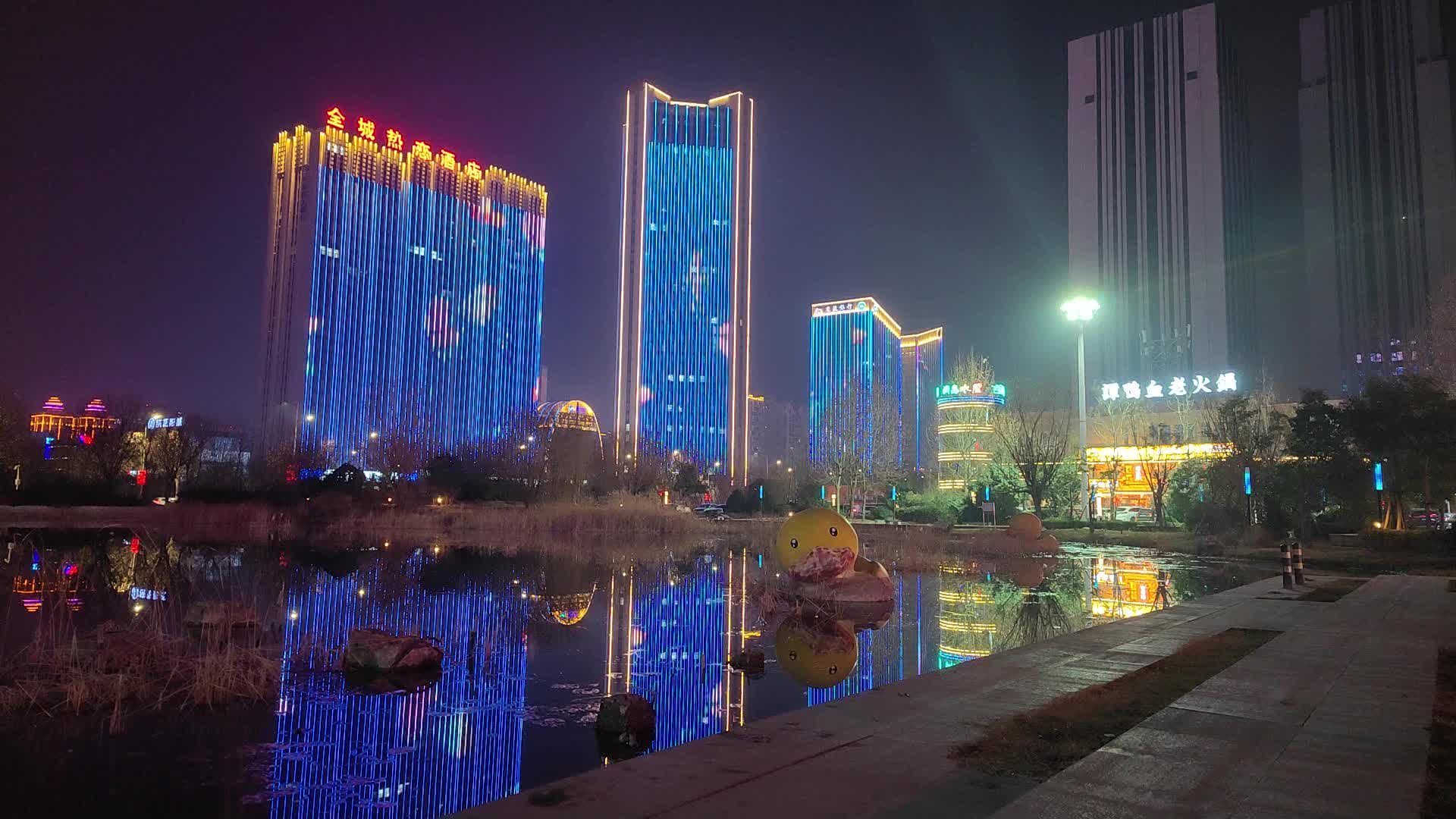 新乡市宝龙城市广场夜景中歌曲微风细雨起风了