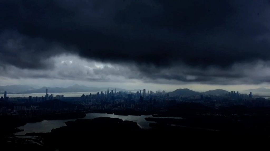 乌云密布 天色灰暗 倾盆大雨又即将来临