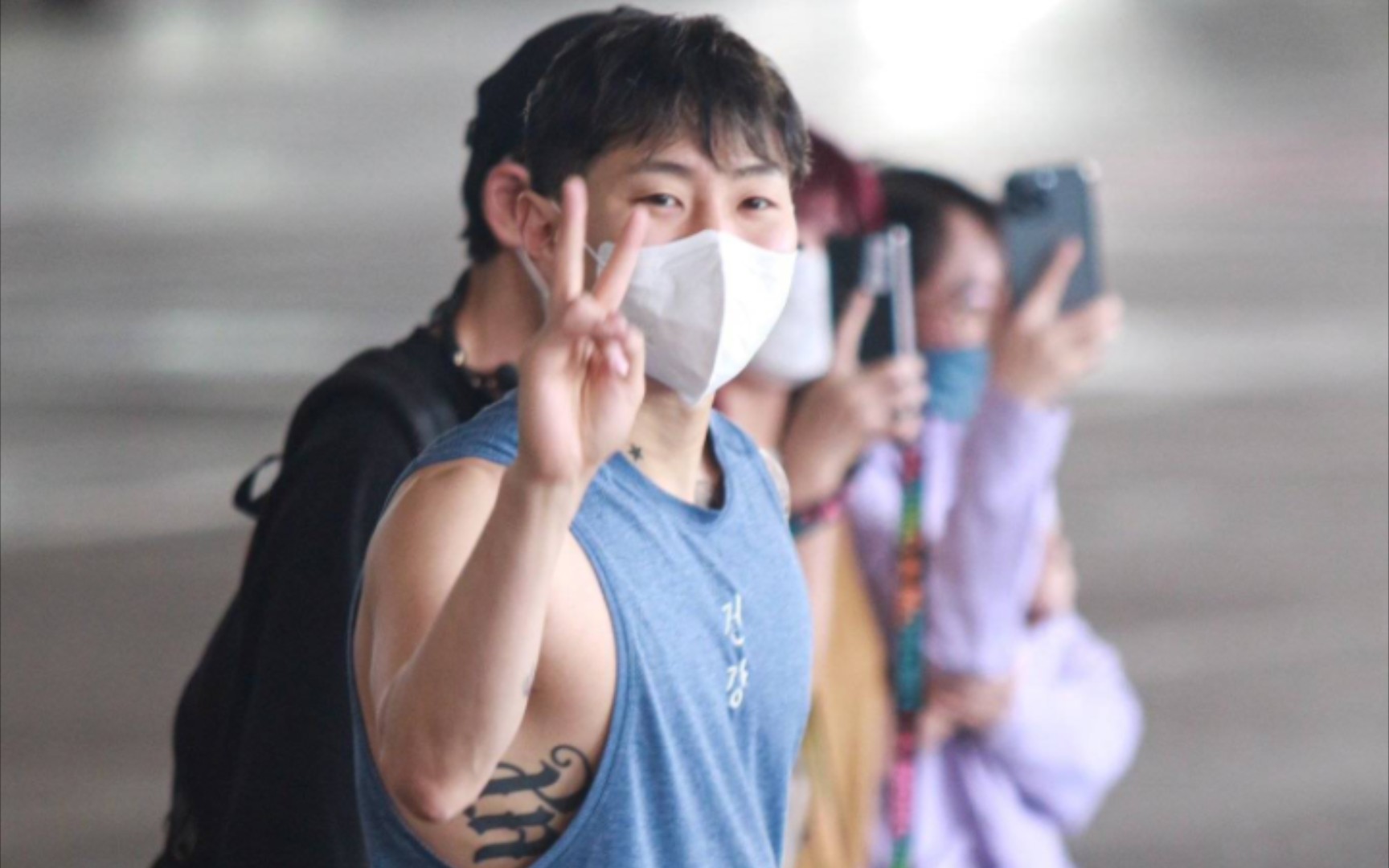 当朴宰范参加第三十七届金唱片奖前干什么