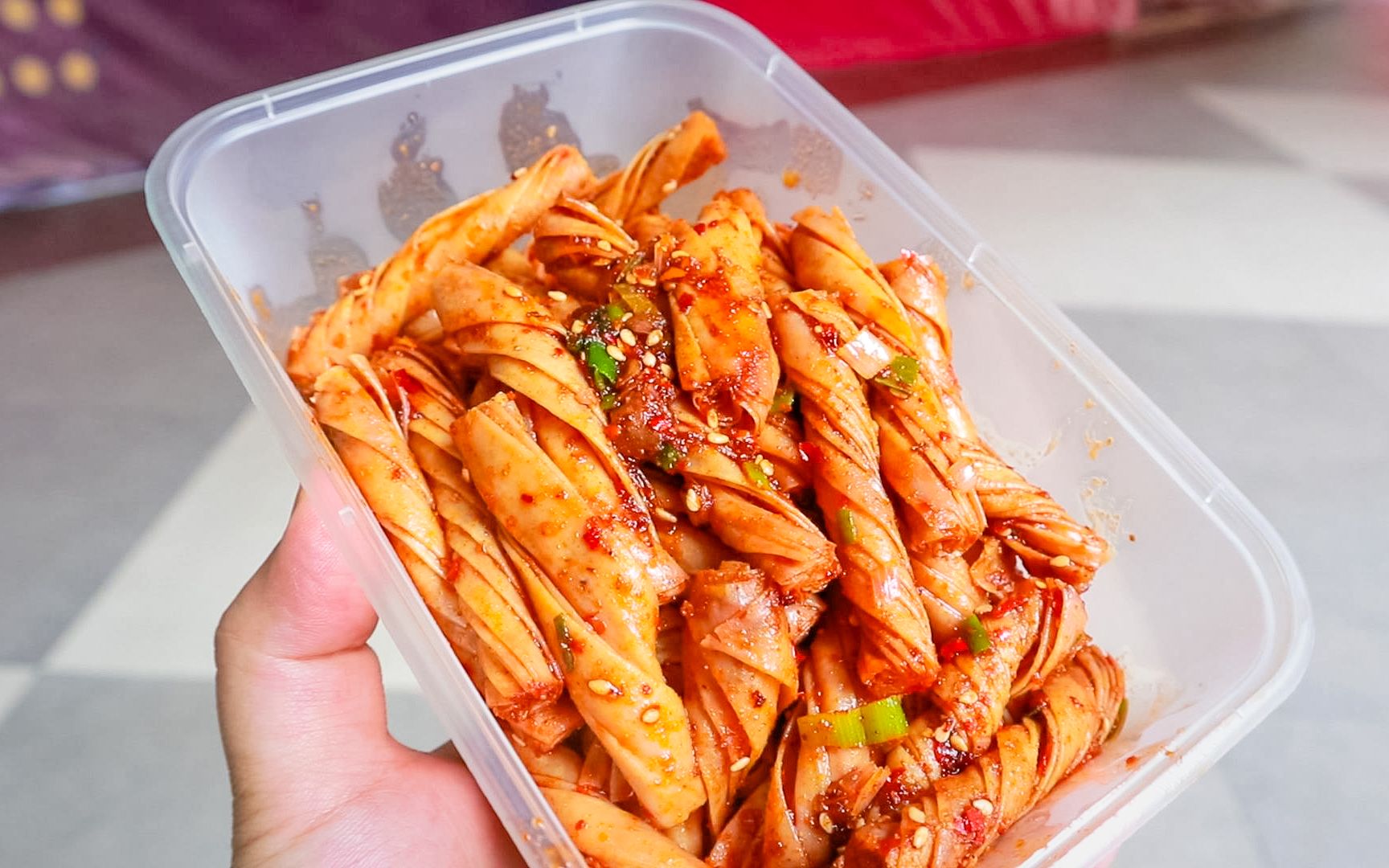 商场热卖的手工辣卷,10元一大盒,甜辣过瘾超好吃