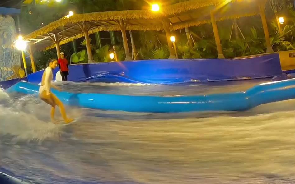 水上乐园里的模拟冲浪这位姐妹今天来练习站板了