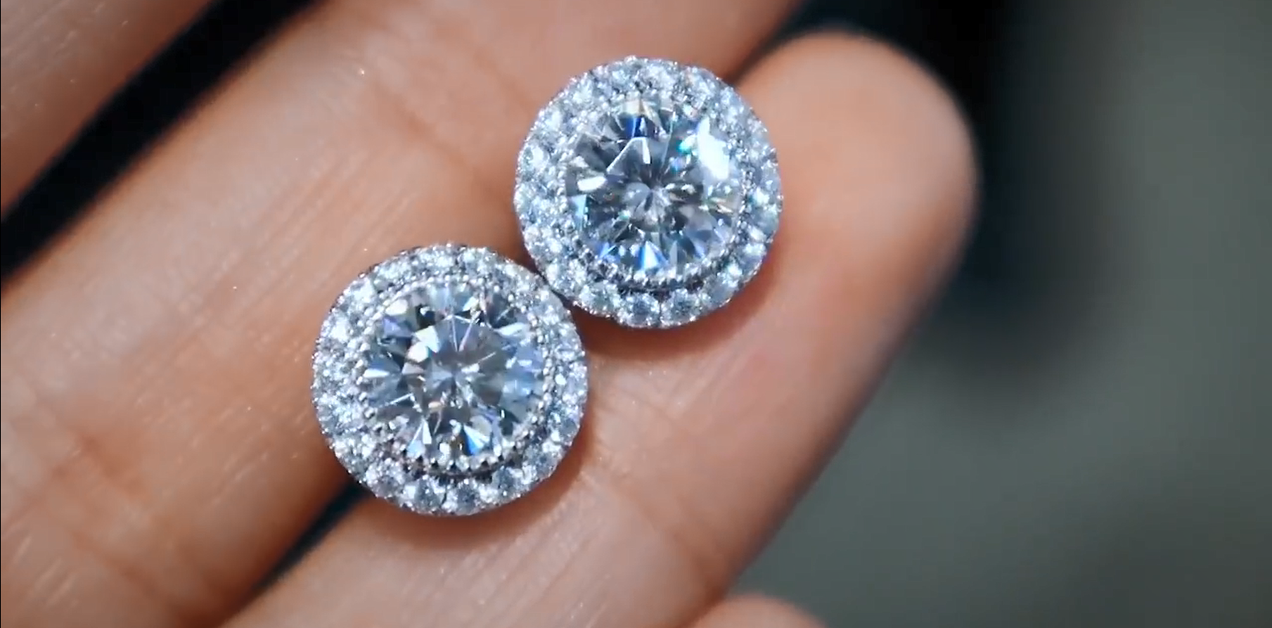 比利时魔星钻耳环,一边一克拉,超级显大好看