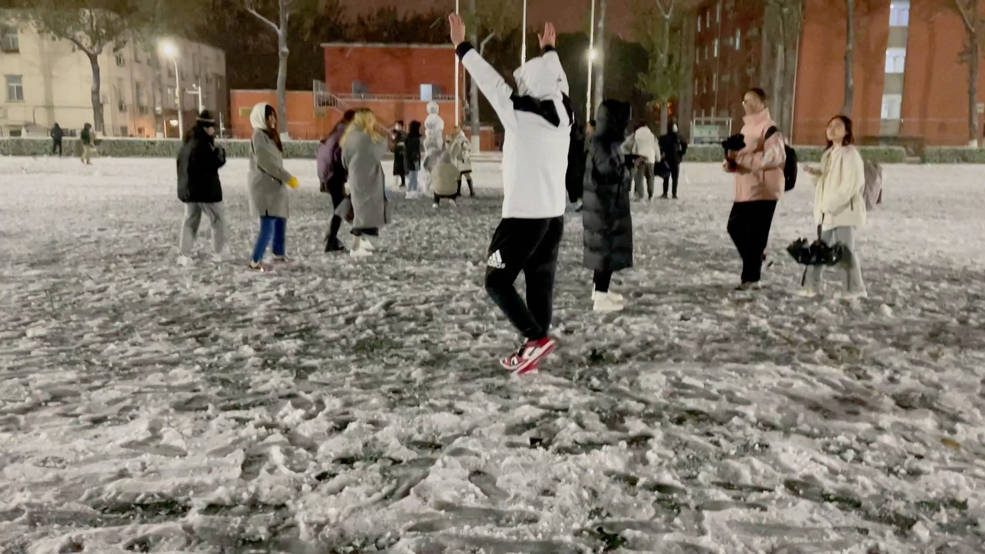 [图]EDG夺冠之夜+北京初雪变大雪＝中国农业大学独立宣言