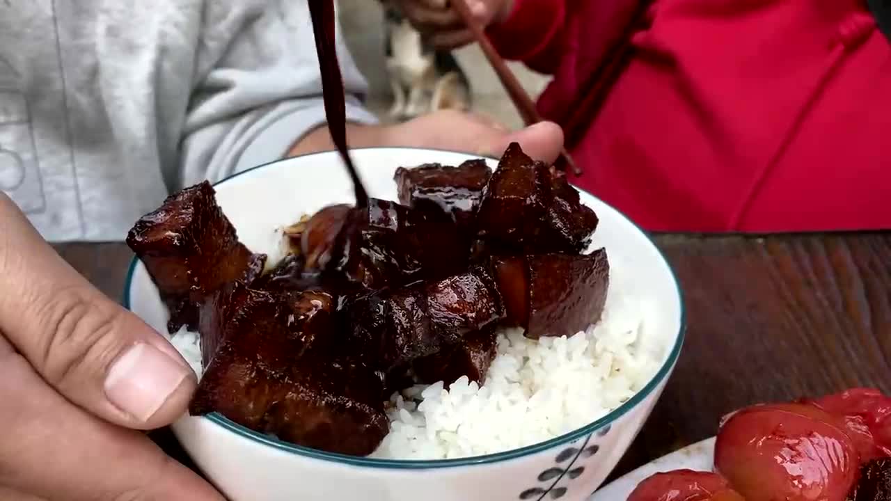 胖龙做拿手菜"红烧肉"色泽红亮,俩人吃的把小哥都馋到了