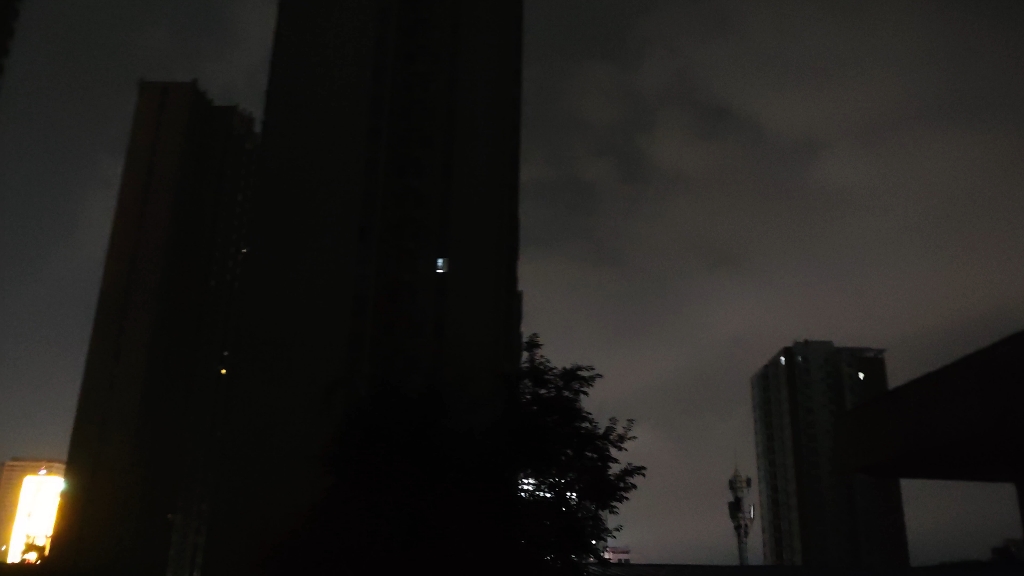 南阳晚上天空异常