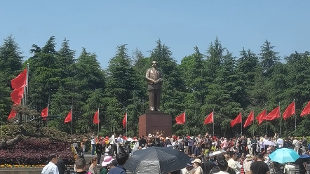 [图]四月三十号 韶山毛主席铜像广场 人山人海 公者千古！