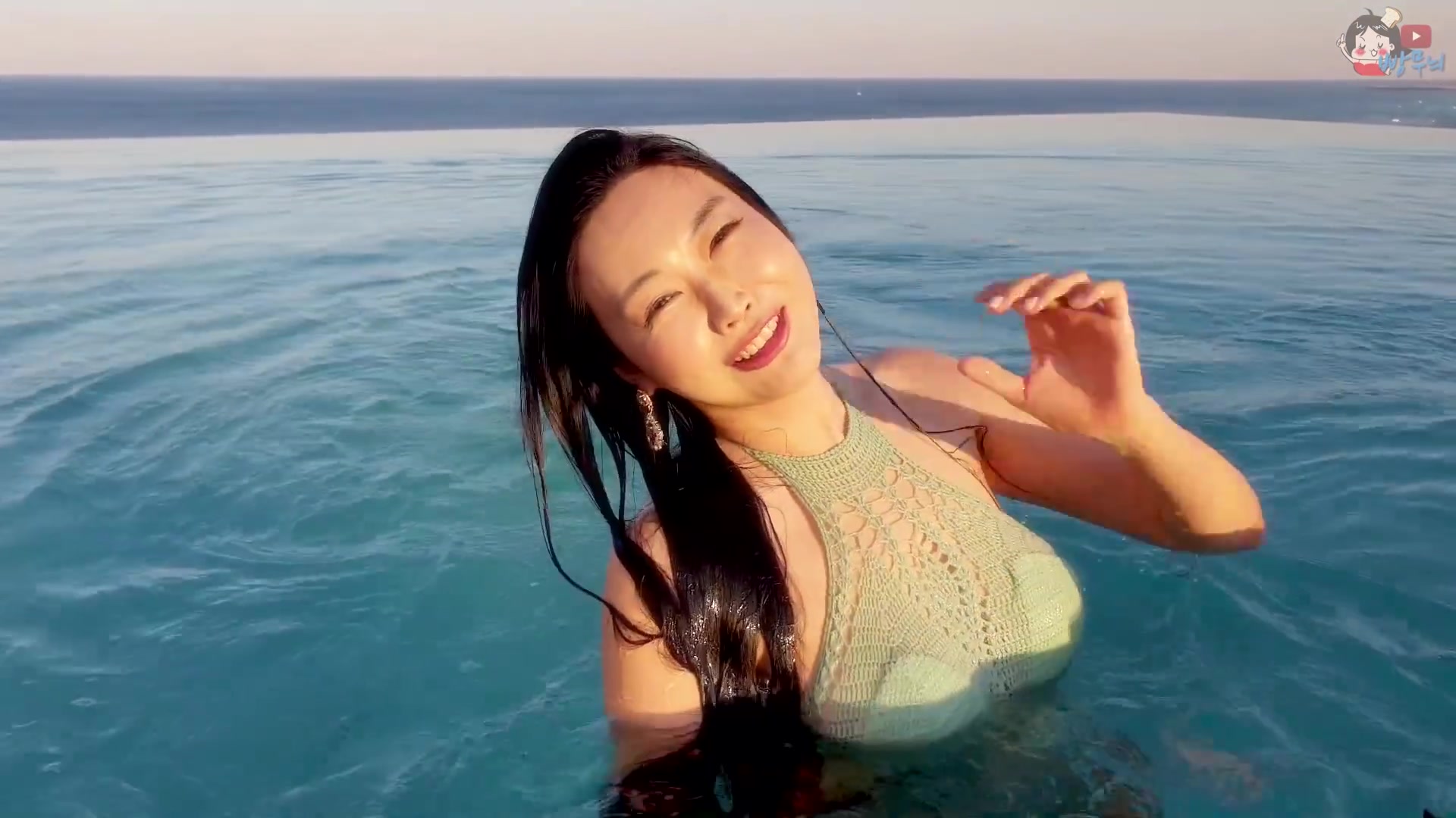 韩国网红模特水中采访薄荷色网纱泳装