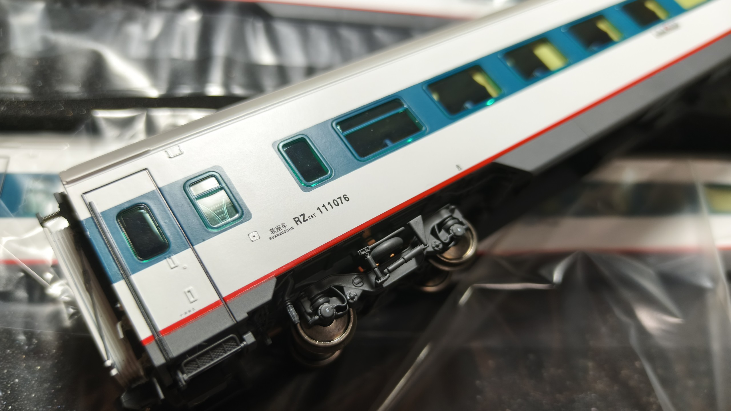 简单开箱展示ho比例宁东版原色(蓝白配色)bsp25t软座客车模型～轨道