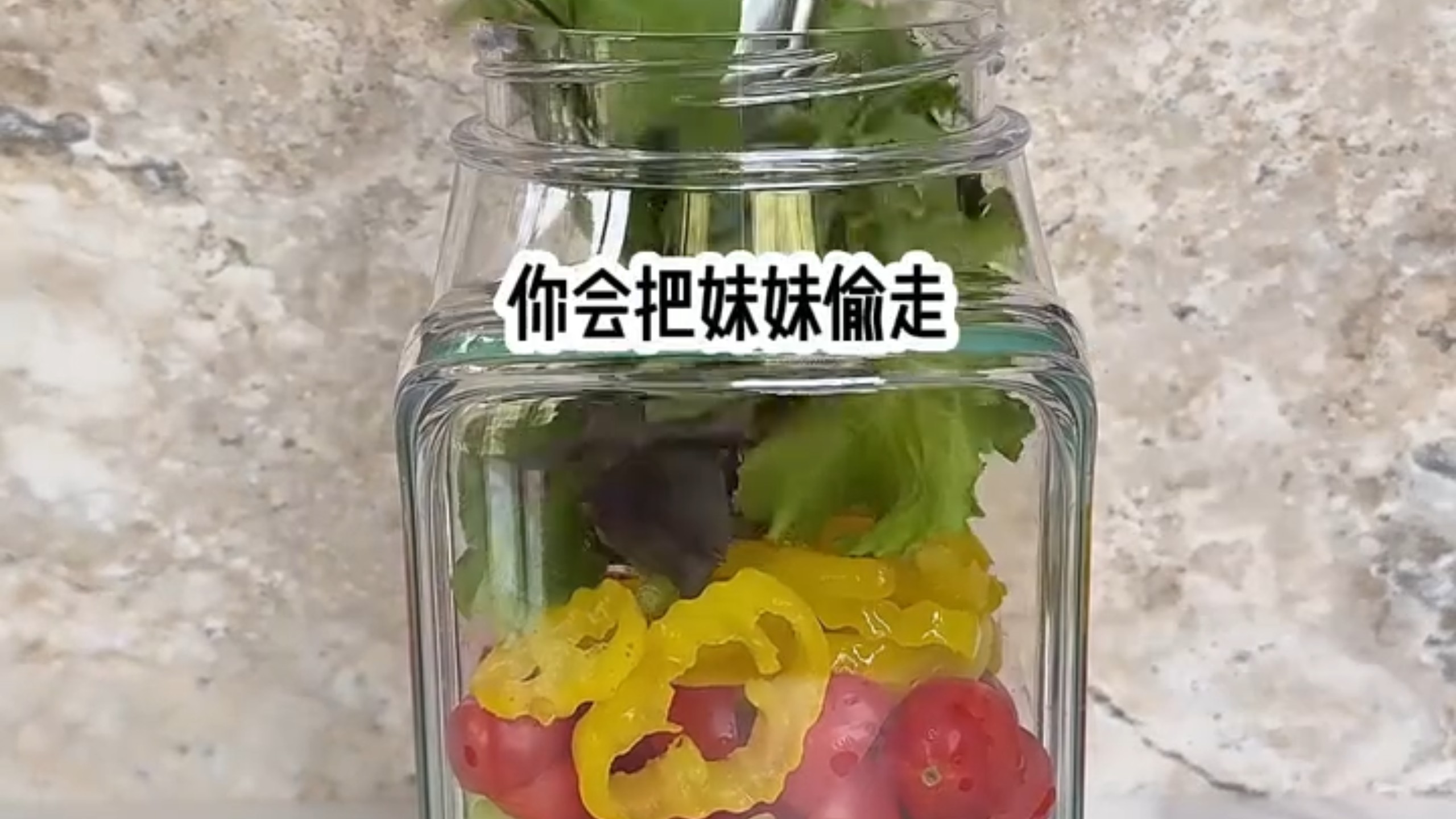 和那些只要养父母一怀上亲生孩子就被退回孤儿院的小孩不同。我不仅没被退回，还和真千金处成了真正的姐妹