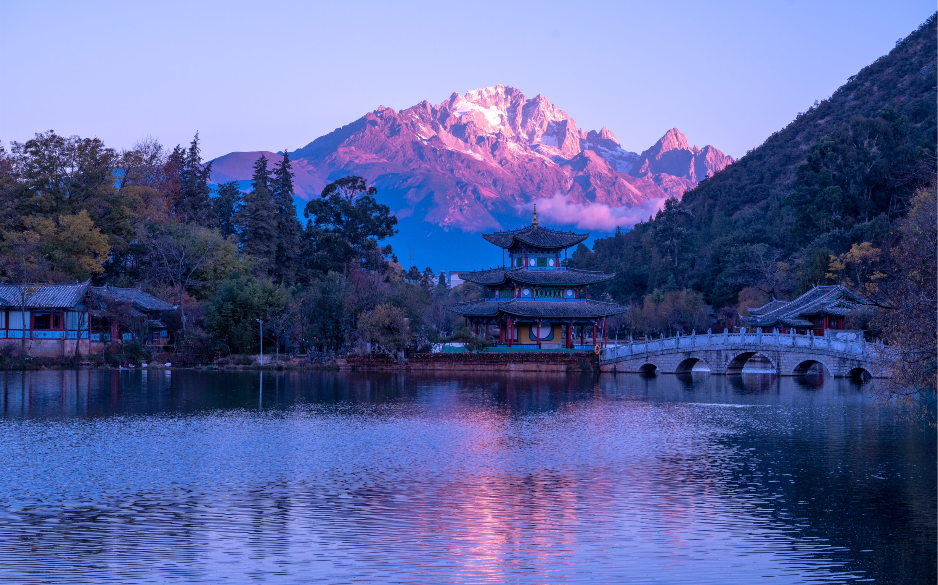 玉龙雪山日照金山