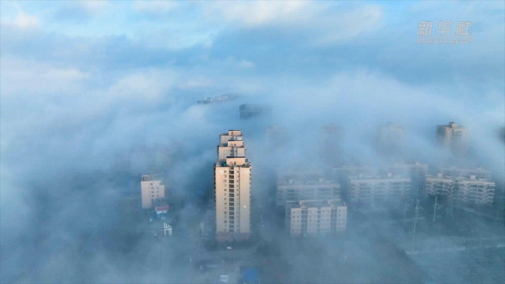 初冬时节,清晨的贵州省威宁彝族回族苗族自治县出现大雾天气,高楼大厦